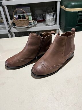 Vionic Brown Leather Wingtip Chelsea Ankle Boots